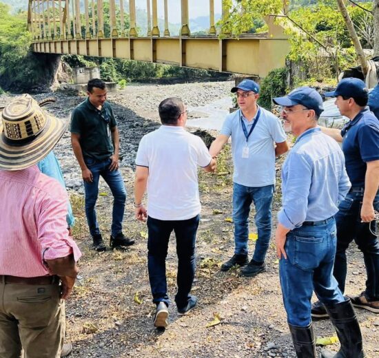 Reunión estratégica con los alcaldes de útica para intervención en la Cuenca del Río
